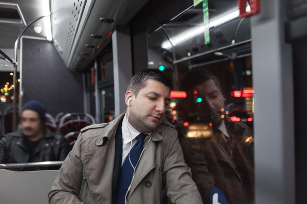 商人在公共汽车上听音乐图片下载