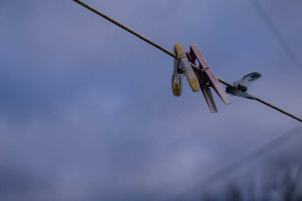 晾衣绳上挂的衣服夹图片下载