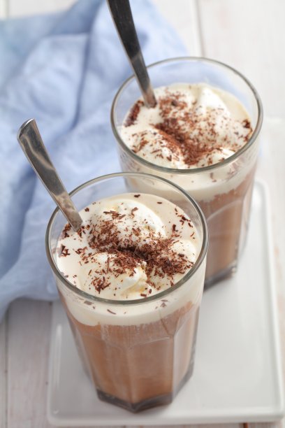 冰咖啡，香草冰淇淋和磨碎的巧克力图片下载