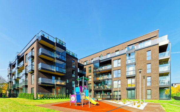 儿童游乐场与住宅楼的现代建筑倒影图片下载
