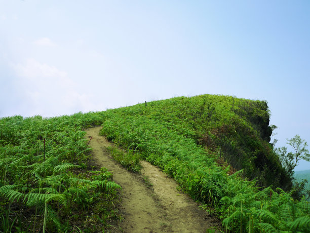 山景与天空背景图片下载