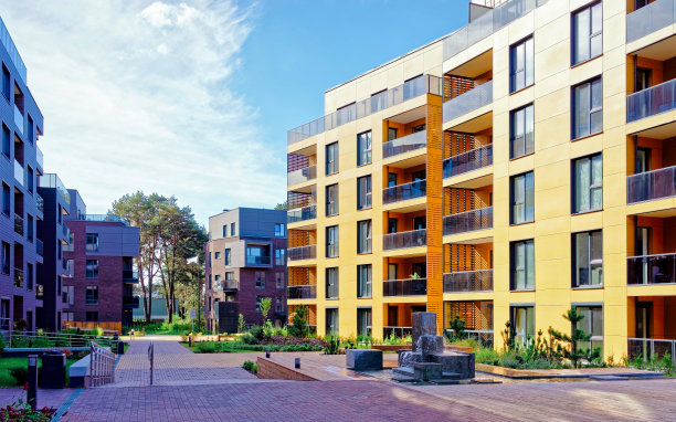 长凳在欧洲综合公寓住宅建筑反射图片下载