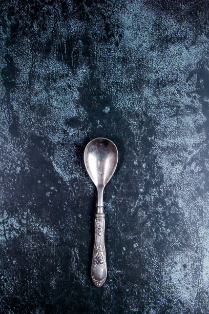 复古银汤匙在一个grundge蓝色背景图片下载