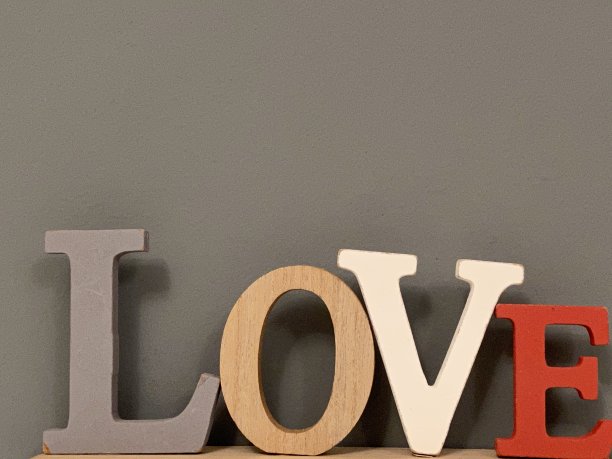 Word LOVE在灰色背景上图片下载