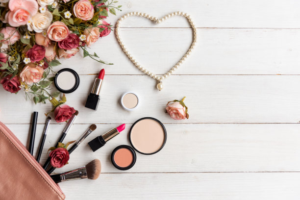 情人节礼物。彩妆化妆品工具背景彩妆和美容彩妆，产品和面部彩妆包装口红与花玫瑰，珍珠项链，复古色调。生活方式和情人节图片下载