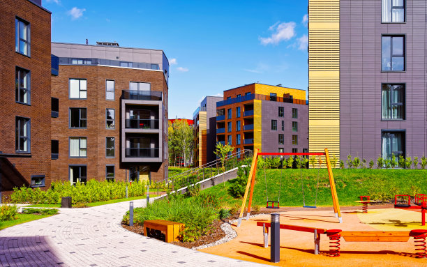 儿童操场在现代综合住宅建筑反射图片下载