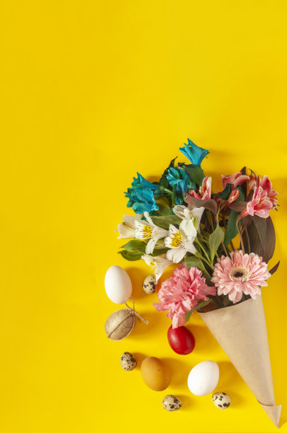 明媚的春天鲜花与五彩缤纷的复活节彩蛋图片下载
