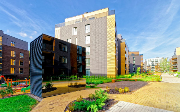 欧洲住宅区的长凳反射图片下载