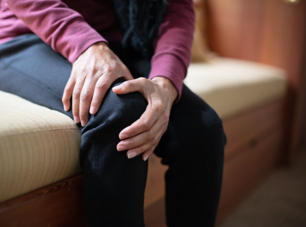 女人抱着膝盖。膝关节疼痛。受伤图片下载