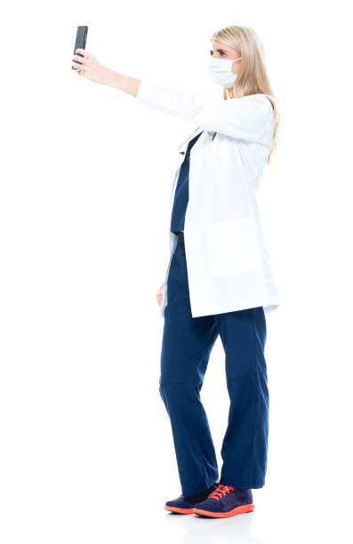 白种女性穿着实验服，用智能手机拍照图片下载