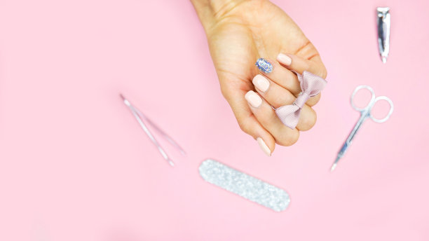 极简风格美甲护理图片下载