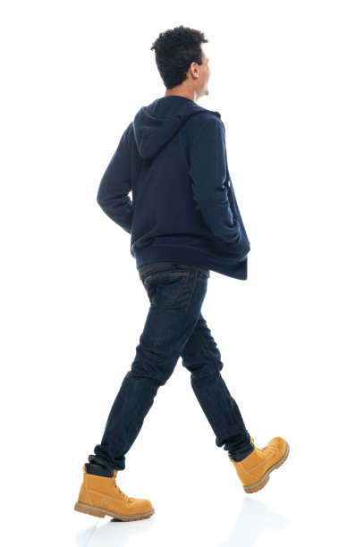 非裔美国男性穿着连帽衫走路图片下载