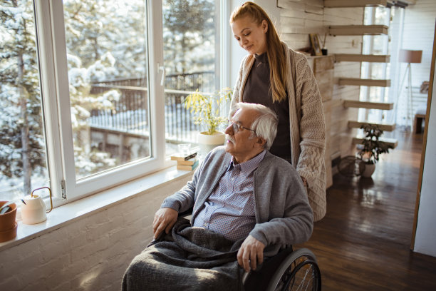 帮助她的老人图片下载