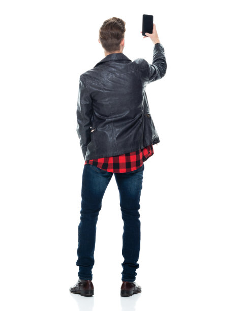 白人男孩摄影穿着格子衬衫和使用手机图片下载