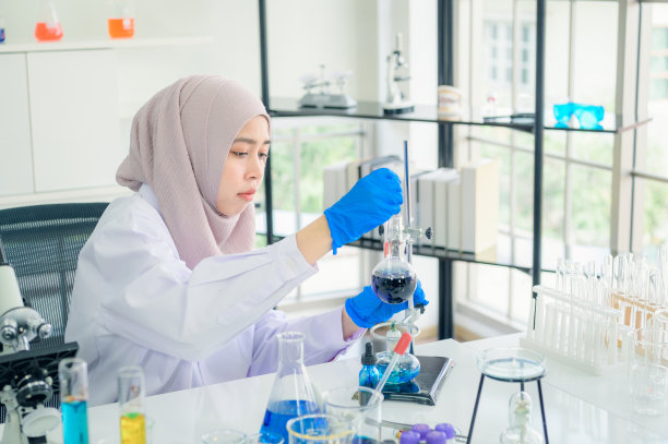 化学研究人员观察指示剂色移试验图片下载