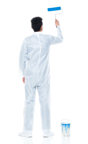 非裔美国男性房屋油漆工穿着工作服拿着油漆滚筒站着图片下载
