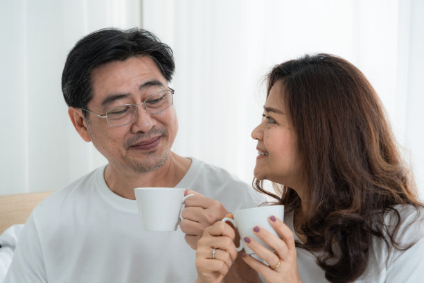 快乐的亚洲老年夫妇有美好的时间在家里。老年人退休与健康公民老年观念。图片下载