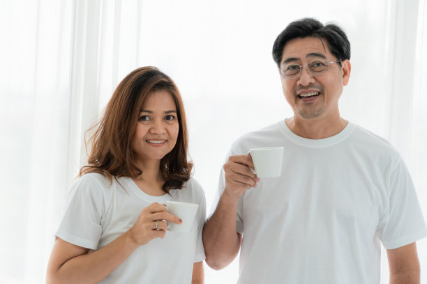 快乐的亚洲老年夫妇有美好的时间在家里。老年人退休与健康公民老年观念。图片下载