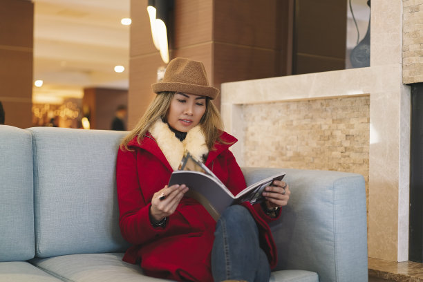 在度假胜地的大堂里看书的女人图片下载