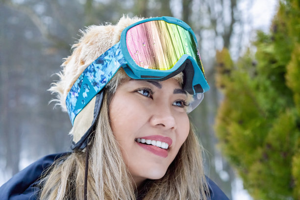 女滑雪板滑雪镜享受下雪的天气图片下载