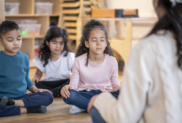 幼儿园儿童冥想照片图片下载