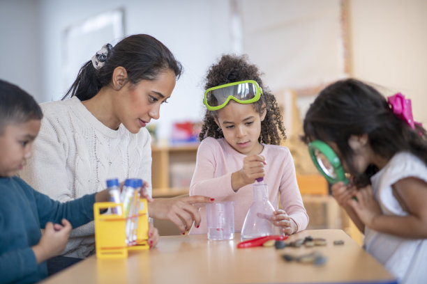 日托老师探索科学与学生的库存照片图片下载