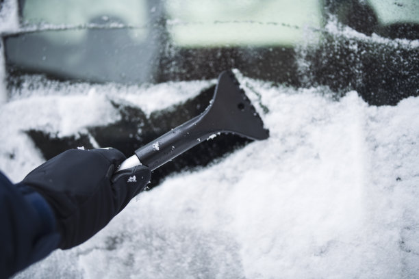 清洗冻结的车窗。图片下载