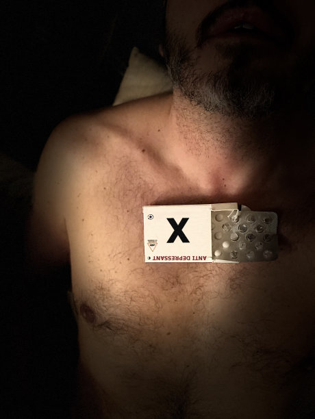 再吃一片药让我平静下来图片下载