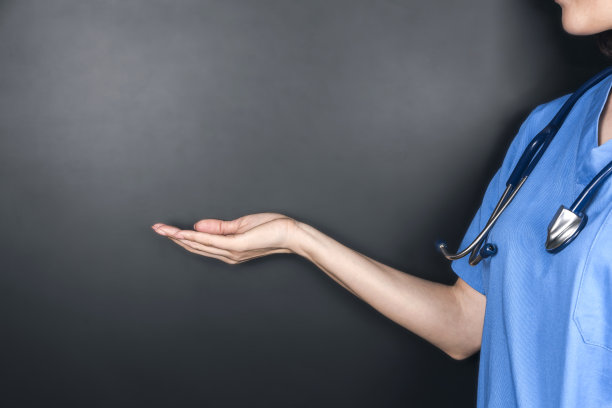 医生的手在黑板前图片下载