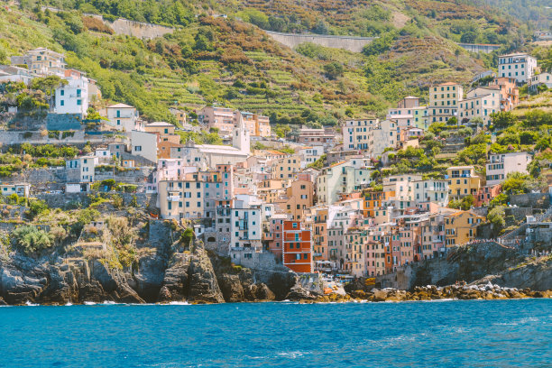 乡村Riomaggiore镇在Cinque terre自然公园的全景。意大利利古里亚，意大利和欧洲的旅游和度假胜地图片下载