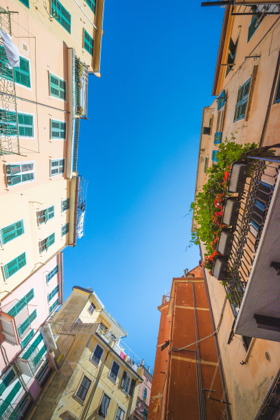 乡村Riomaggiore镇在Cinque terre自然公园的全景。意大利利古里亚，意大利和欧洲的旅游和度假胜地图片下载