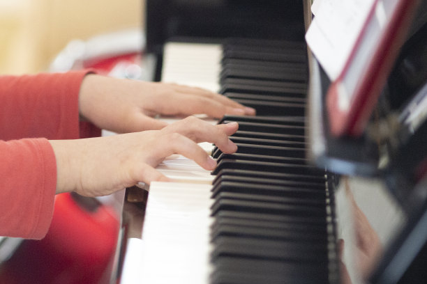 合上男孩弹奏钢琴的手图片下载