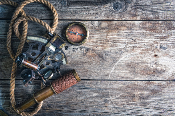 木制背景上的航海设备，高高在上图片下载