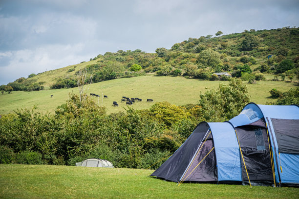 多塞特奥斯明顿米尔斯海岸线边的露营帐篷图片下载
