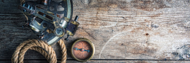 木制背景上的航海设备，高高在上图片下载
