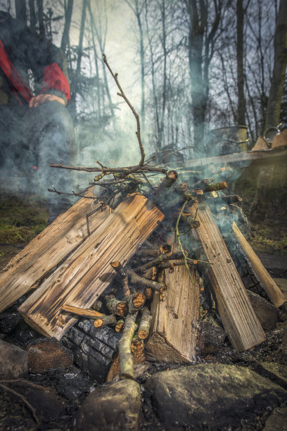 夜晚河岸上的石头中燃烧着熊熊的火焰。图片下载