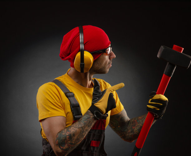 拿着大锤的男建筑工人图片下载