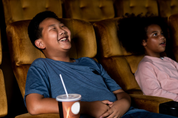 两个孩子玩得很开心，喜欢看电影图片下载