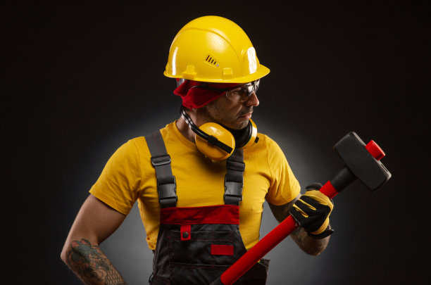 拿着大锤的男建筑工人图片下载