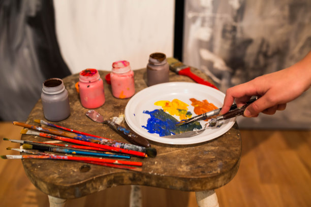 在画室工作的画家图片下载