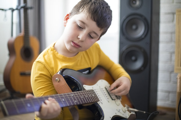 小男孩在家弹电吉他图片下载