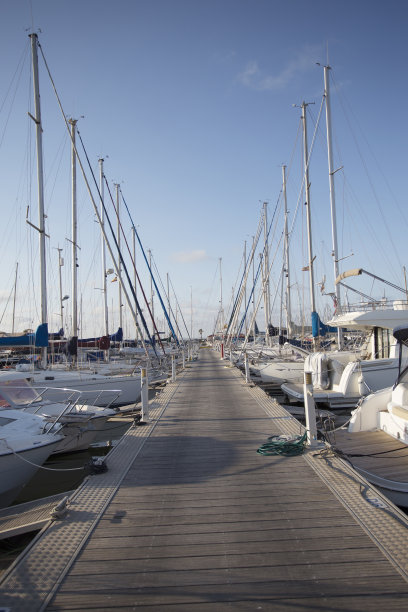 游艇停泊在海港游艇俱乐部图片下载