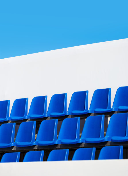 观众背对天空的座位图片下载