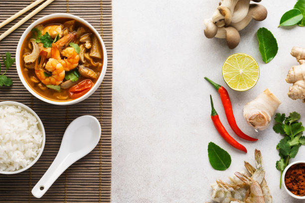 冬阴功或冬阴功和各种食材。图片下载