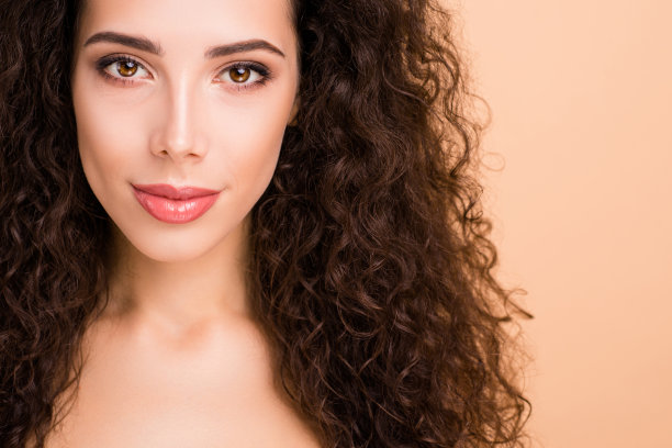 近距离的照片美丽的她她的模特女士卫生的面部皮肤健康的条件激光方法整容理想的外表丰满诱惑诱人的嘴唇穿不穿衣服孤立的米色背景图片下载