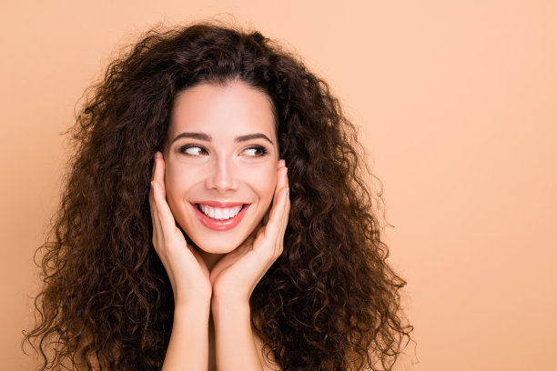 近距离的照片美丽，令人惊讶，她，她的女士看起来空旷的空间，触摸面部皮肤，健康的状况，程序，理想的外观，丰满的诱惑，诱人的嘴唇，不穿衣服，，孤立的米色背景图片下载