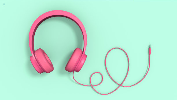 粉色有线耳机开心果色背景。非常运动的耳机线和连接器。放置自己内容的空间图片下载