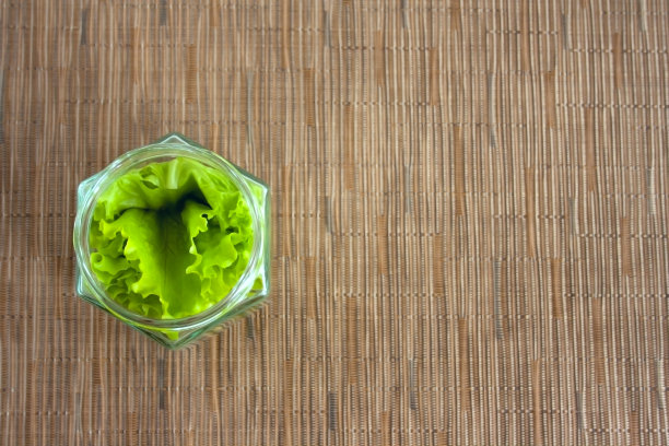 健康饮食的背景。健康饮食的概念。装在罐子里的蔬菜沙拉。背景与空白拷贝空间。平躺，俯视图图片下载