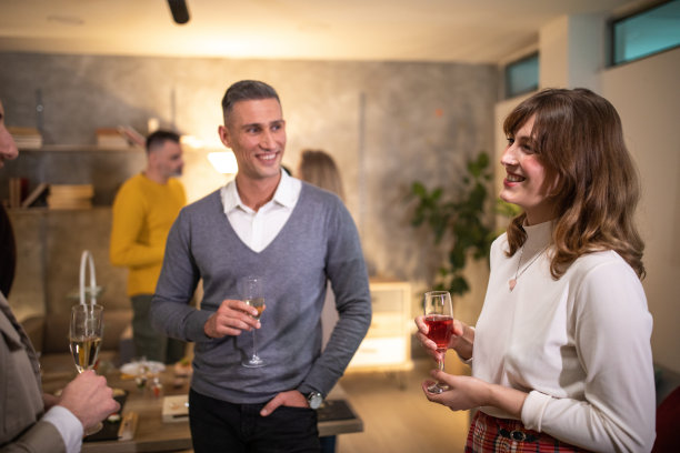 工作之余，同事在办公室享用晚餐图片下载