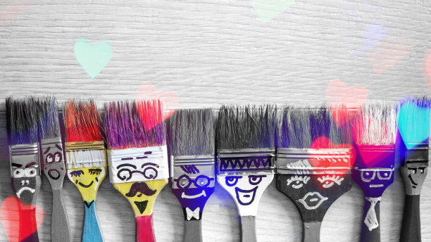 一对幸福的情侣在其他朋友的概念图片下载